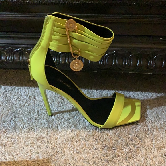 Versace Neon Yellow Leather stilettos size 40 NEW! - Picture 2 of 5